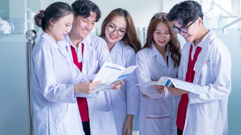 Khối B gồm các ngành như Y khoa, Dược học, Răng Hàm Mặt, Sinh học, Công nghệ sinh học và Thú y