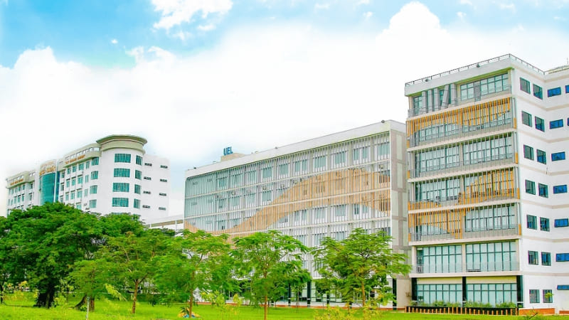 Trường tập trung pháp lý và quản trị kinh doanh thương mại số.