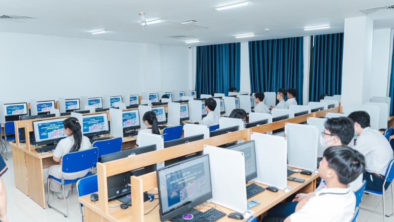 Không gian học tập hiện đại: phòng học, thư viện, phòng thí nghiệm Không gian học tập hiện đại: phòng học, thư viện, phòng thí nghiệm