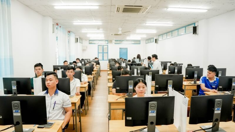 Không gian học tập hiện đại: phòng học, thư viện, phòng thí nghiệm Không gian học tập hiện đại: phòng học, thư viện, phòng thí nghiệm