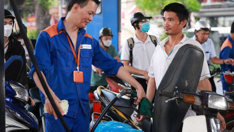 Xăng sinh học E10 là xăng kết hợp 90% khoáng và 10% ethanol sinh học. Xăng sinh học E10 là xăng kết hợp 90% khoáng và 10% ethanol sinh học.