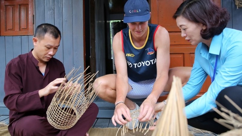 Làm đồ thủ công giúp du khách hiểu hơn về đời sống tại địa phương