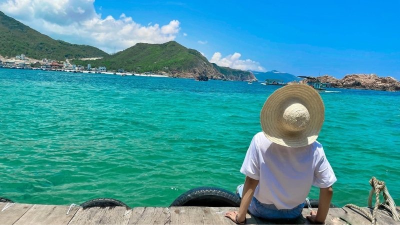 Ngồi bên bờ biển Quy Nhơn nghe sóng vỗ dịu dàng Ngồi bên bờ biển Quy Nhơn nghe sóng vỗ dịu dàng