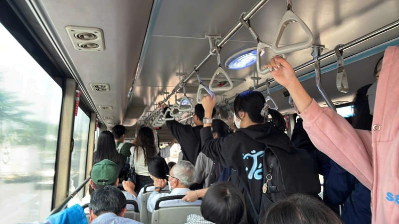 Đi xe buýt tiết kiệm chi phí và an toàn hơn cho sinh viên.