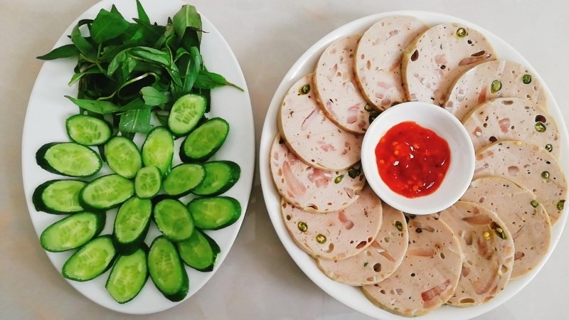 Ăn chả lụa ớt xiêm xanh kèm rau củ