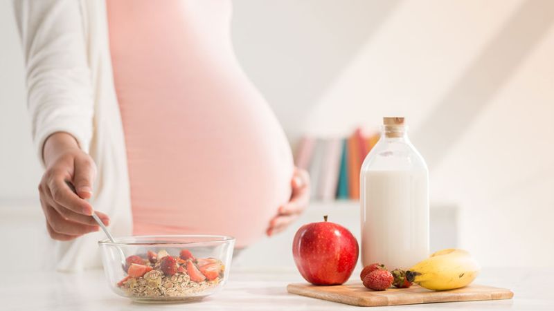 Mẹ bầu có thể ăn trái cây với sữa và các loại hạt