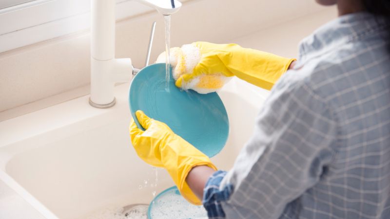 Đeo găng tay khi rửa chén để bảo vệ da tay