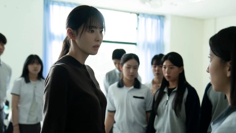 Câu chuyện hé lộ bí ẩn qua những sợi dây định mệnh.
