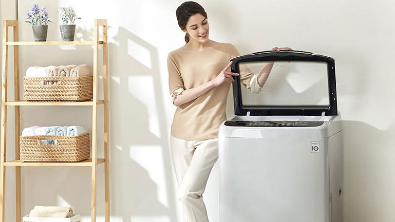 Nước giặt OMO chuyên gia cửa trên có công thức tạo bọt đặc biệt Nước giặt OMO chuyên gia cửa trên có công thức tạo bọt đặc biệt