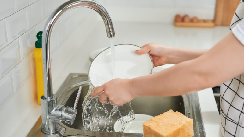 Da tay thường xuyên tiếp xúc với chất tẩy rửa