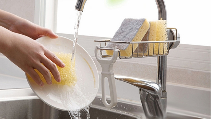 Rửa chén bằng nước ấm hoặc nước mát