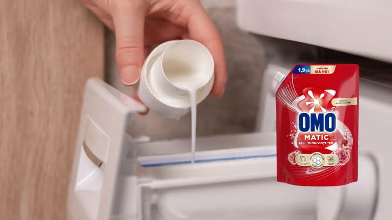 Đong liều lượng nước giặt theo hướng dẫn trên bao bì