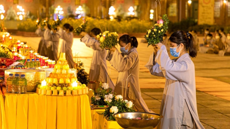 Nghi thức được thực hiện trang nghiêm với lòng thành kính. Nghi thức được thực hiện trang nghiêm với lòng thành kính.