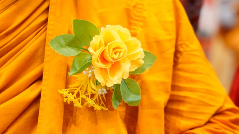 Bông hồng vàng tượng trưng cuộc sống thanh tịnh, an yên. Bông hồng vàng tượng trưng cuộc sống thanh tịnh, an yên.