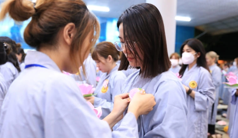 Nghi thức bông hồng cài áo trong Lễ Vu Lan: Ý nghĩa và cách thực hiện