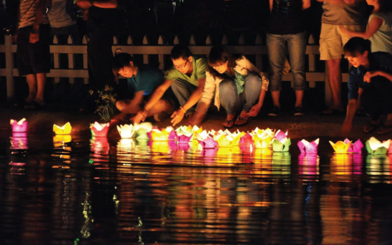 Hoạt động thả đèn Hoa Đăng
