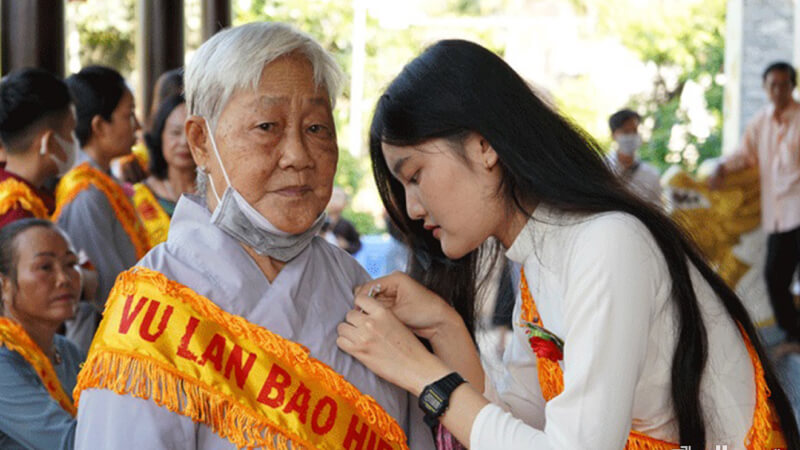 Nghi thức này gắn liền với người Việt mỗi mùa lễ Vu Lan