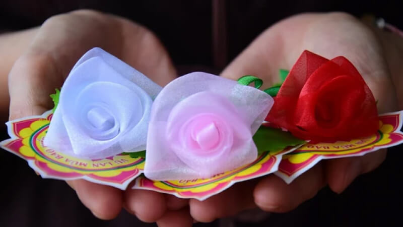 Tùy bút “Bông hồng cài áo” là tác phẩm nổi bật của Thiền sư Thích Nhất Hạnh