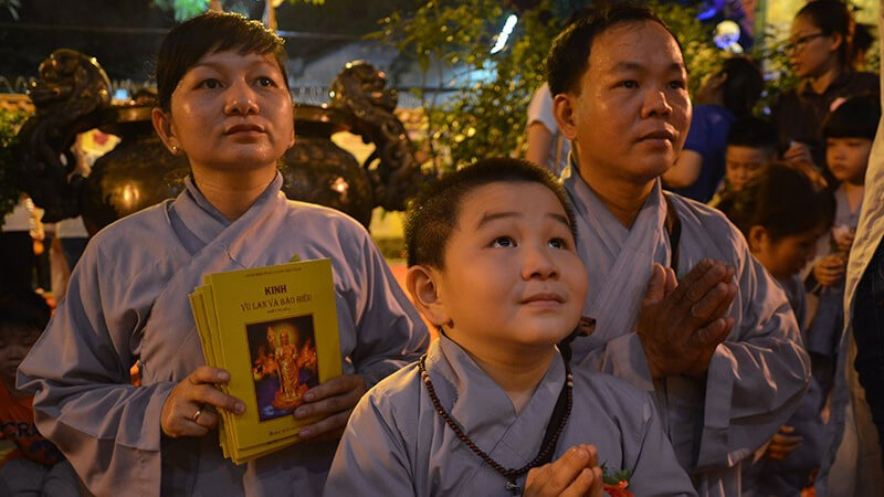 Cùng gia đinh đi chùa ngày lễ Vu Lan