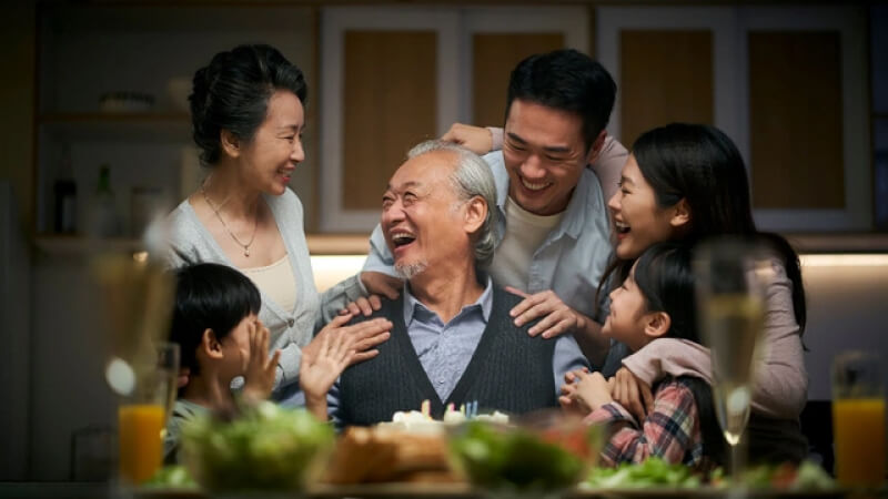 Cả gia đình ngồi lại tâm sự cùng nhau