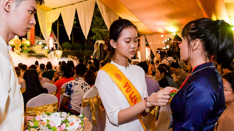Nghi thức “Bông hồng cài áo” trong ngày lễ Vu Lan