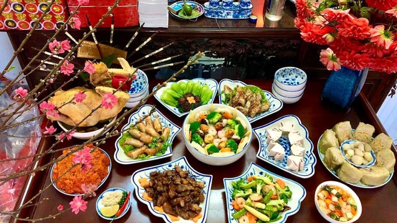 Mâm cơm cúng thần linh và gia tiên