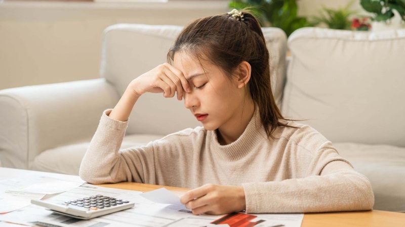 Bị nợ quá hạn 90 ngày sẽ khiến bạn rơi vào nhóm nợ xấu, khó vay vốn và chịu thêm nhiều khoản phạt