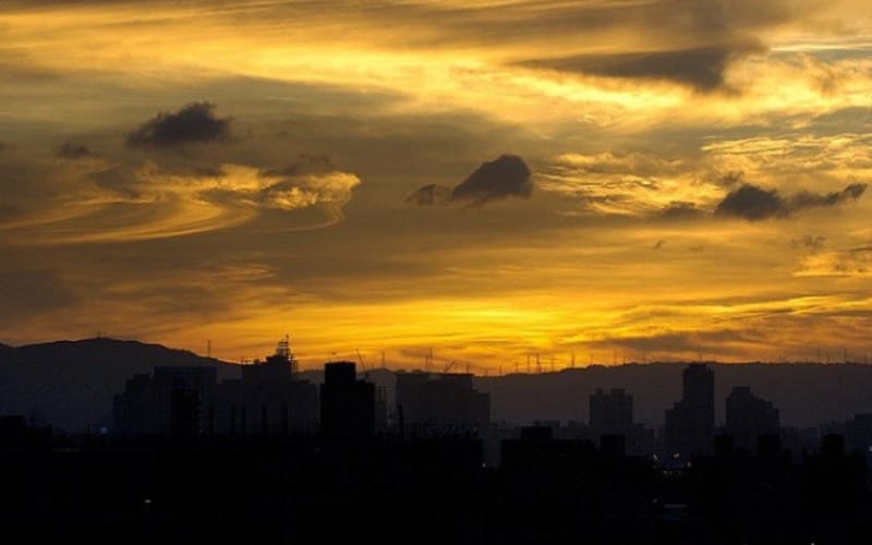 “Ráng mỡ gà, có nhà thì giữ” “Ráng mỡ gà, có nhà thì giữ”