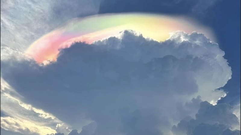 Mây ngũ sắc hiện lên với dải màu óng ánh rực rỡ