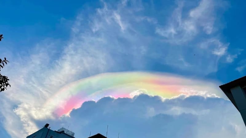 Mây ngũ sắc khác cầu vồng ở cách hình thành màu sắc.