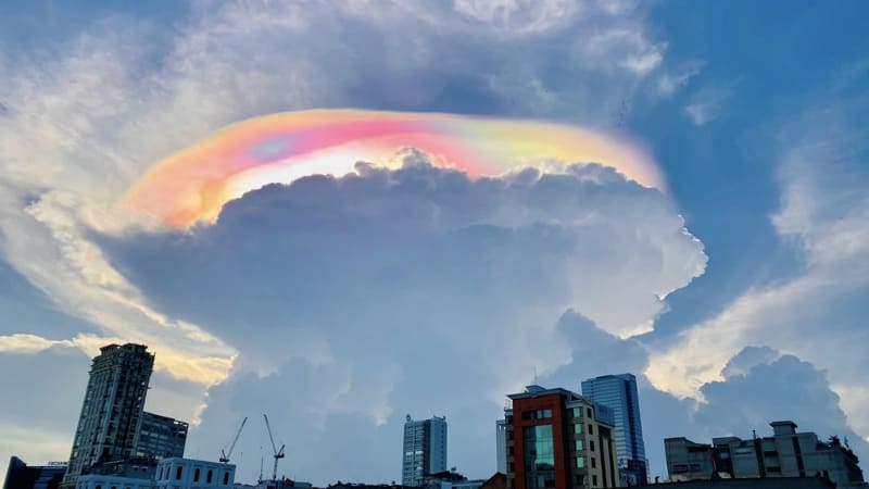 Mây ngũ sắc không liên quan đến bão hay thiên tai.