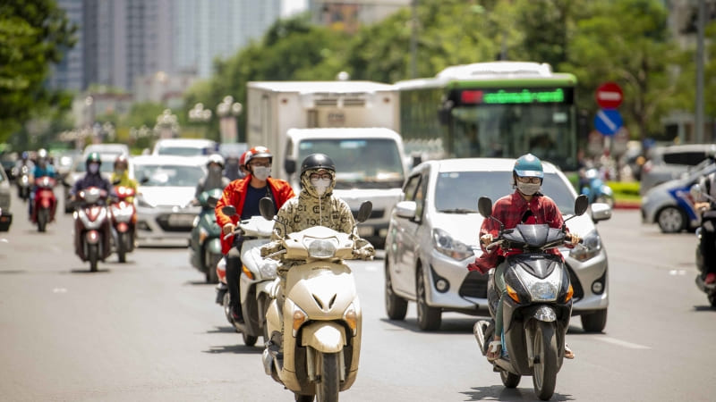 Nhiệt độ tăng cao, không khí nặng nề báo hiệu bão. Nhiệt độ tăng cao, không khí nặng nề báo hiệu bão.