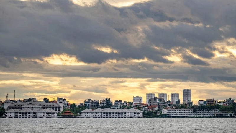 Bầu trời đột nhiên yên ả báo hiệu bão gần. Bầu trời đột nhiên yên ả báo hiệu bão gần.