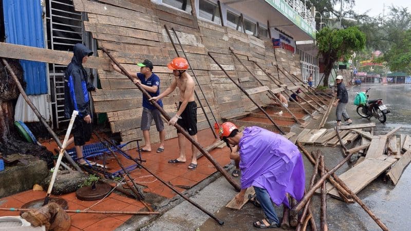 Gia cố lại nhà cửa chống mưa bão