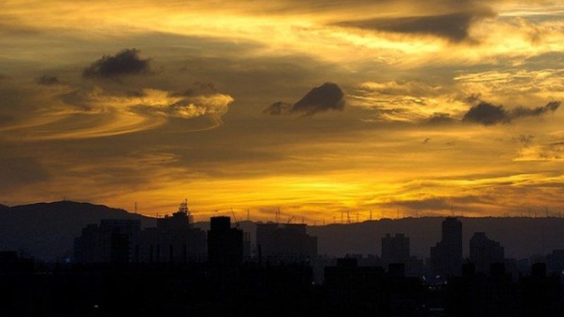 Khi trời có mây vàng cam lúc hoàng hôn, đó là dấu hiệu sắp có mưa bão