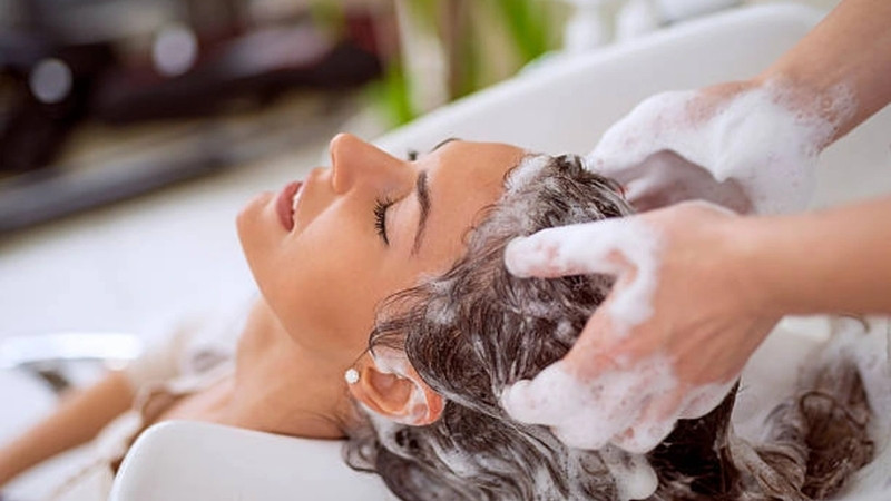 Bạn nên sử dụng những loại dầu gội và dầu xả chuyên dụng
