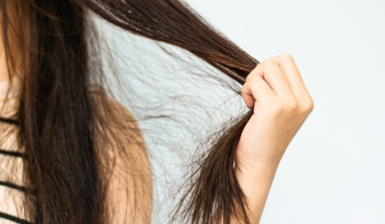 Tóc rễ tre là gì? Nguyên nhân, dấu hiệu nhận biết và cách chăm sóc tóc mềm mượt