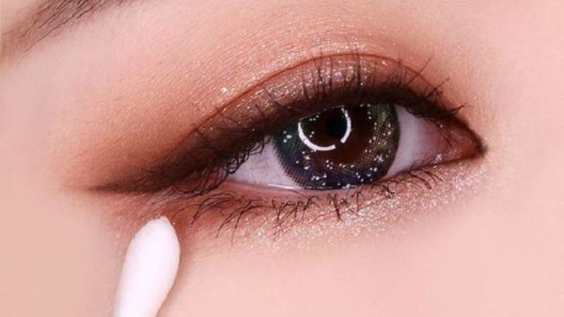 Trang điểm mắt long lanh với nhũ và eyeliner mảnh
