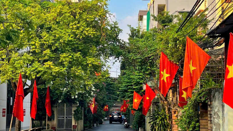 Cờ đỏ sao vàng khắp mọi cung đường Cờ đỏ sao vàng khắp mọi cung đường