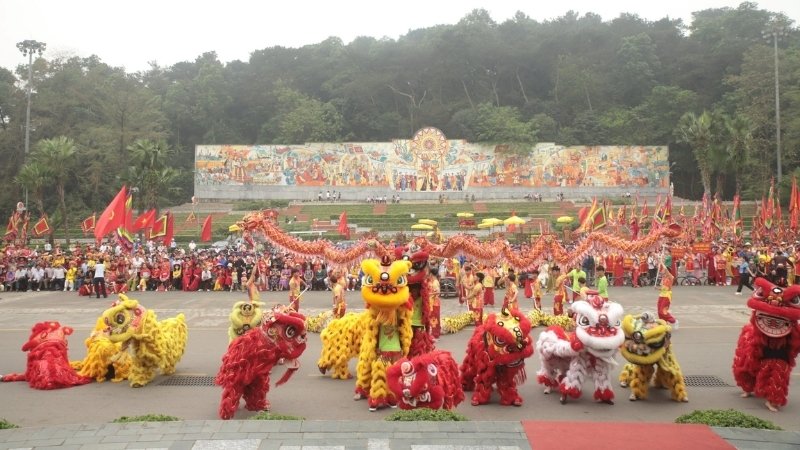 Phần múa lân với không khí sôi nổi
