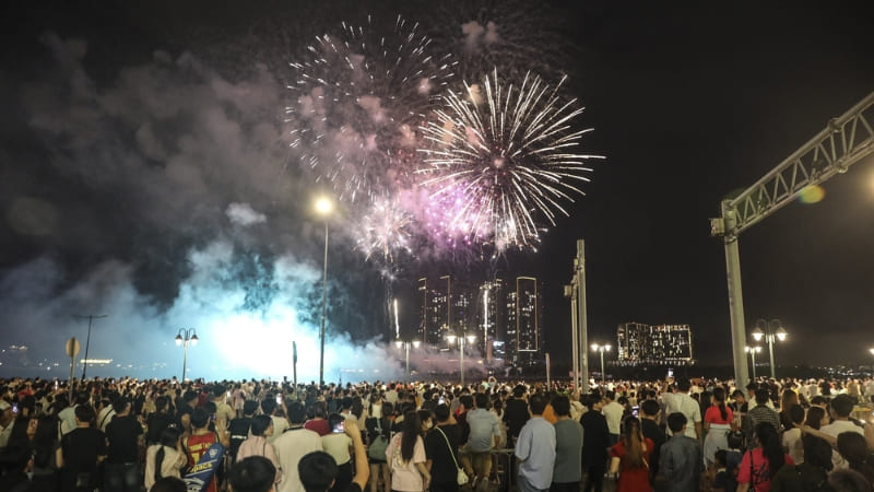 Giữ máy chắc, chọn góc rộng và tắt flash.