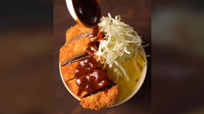 cơm trứng thịt chiên sốt cà ri