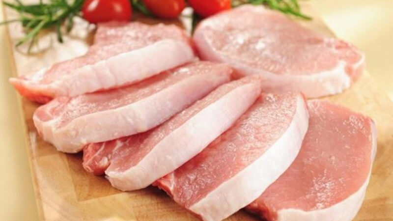 Rửa sạch thịt với nước muối loãng