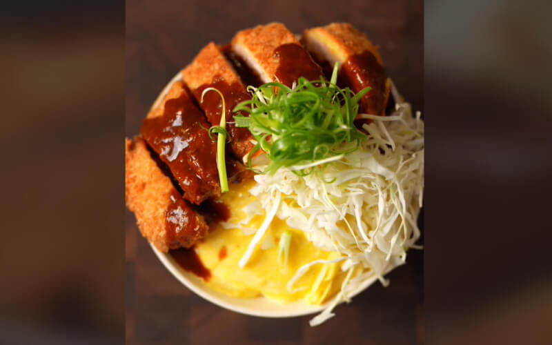 Cách làm cơm trứng thịt chiên sốt cà ri lạ miệng, hao cơm