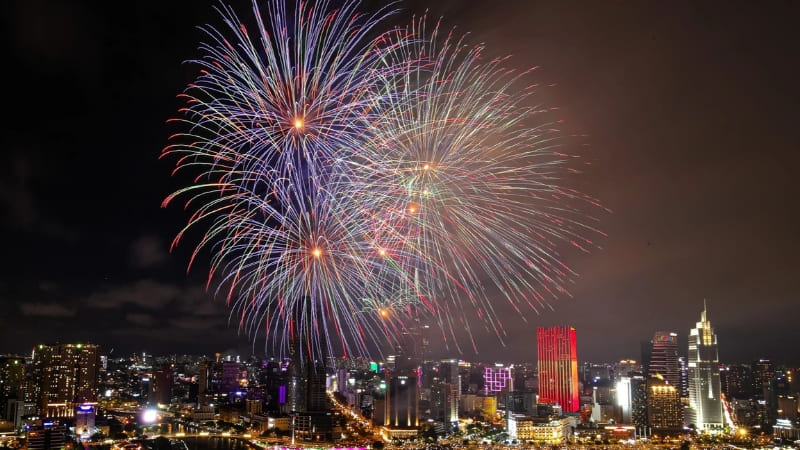 Nên chọn nơi thoáng rộng để xem pháo hoa trọn vẹn.