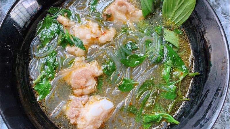 Thưởng thức miến sườn cay cùng kim chi hoặc rau muối chua để tăng hương vị