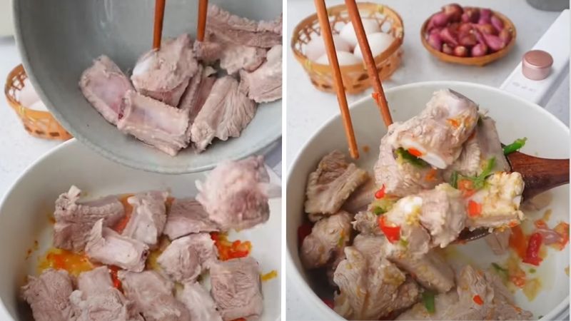 Cho sườn vào xào đều tay trong khoảng 3 phút