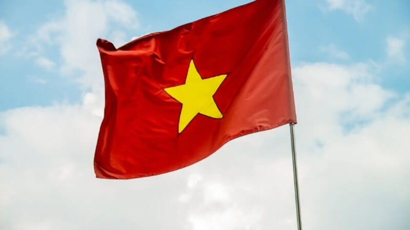 Mẫu lá cờ tung bay giữa nền trời tự do