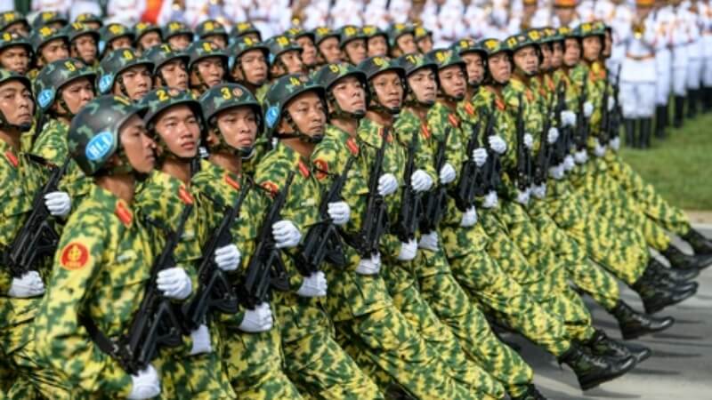 Mẫu background Quốc khánh 2/9 có hình ảnh diễu binh