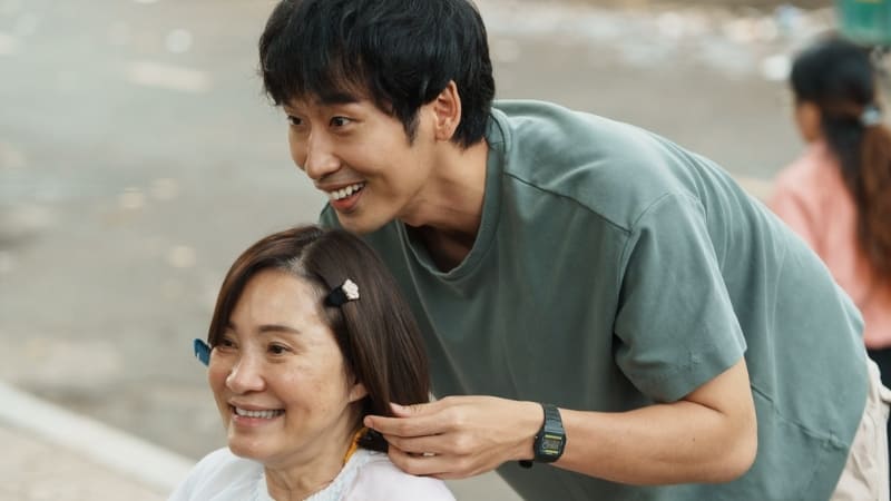 Tác phẩm đặt ra câu hỏi lớn về tình thân và tha thứ. Tác phẩm đặt ra câu hỏi lớn về tình thân và tha thứ.